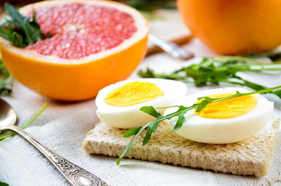 Ein hartgekochtes Ei und eine halbe Grapefruit sind das Standardfrühstück für die ersten Wochen der Maggi-Diät. 