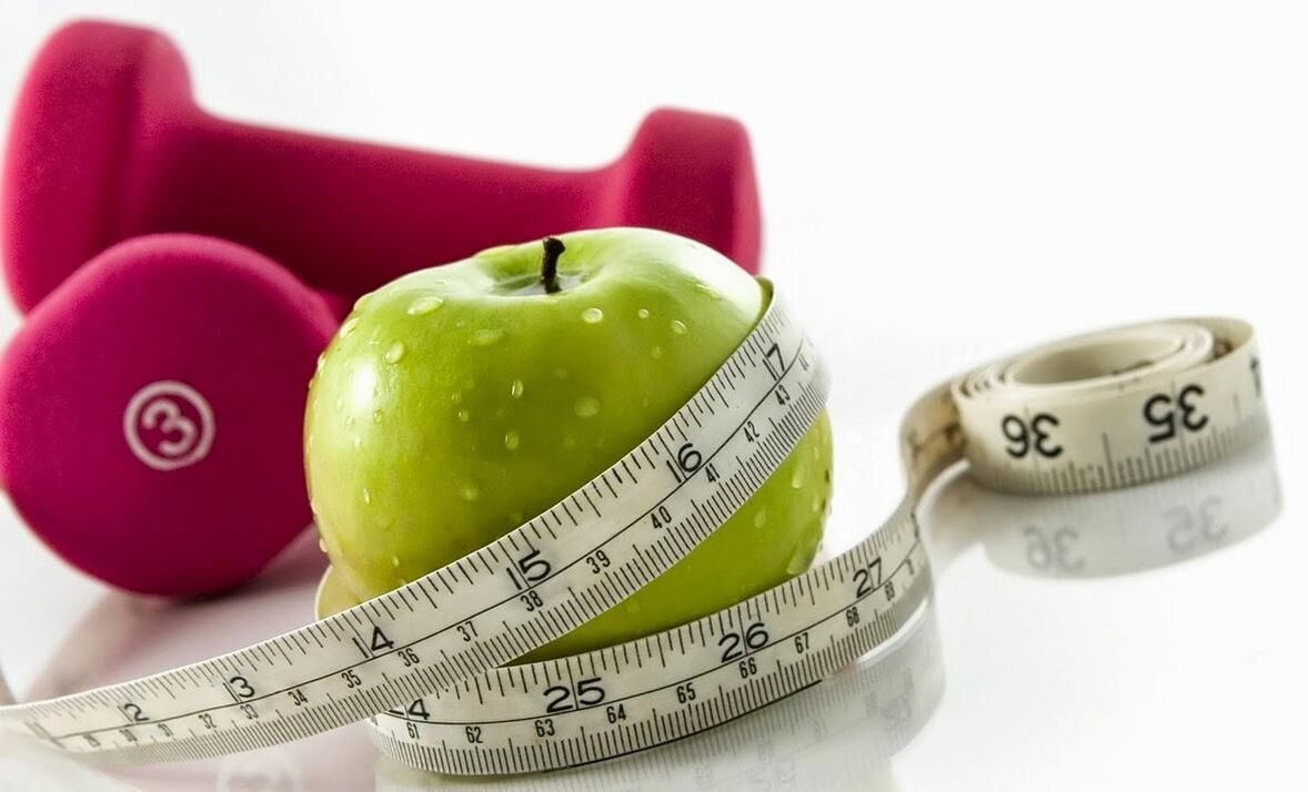 Apfel und Hanteln zur Gewichtsreduktion um 10 kg pro Monat