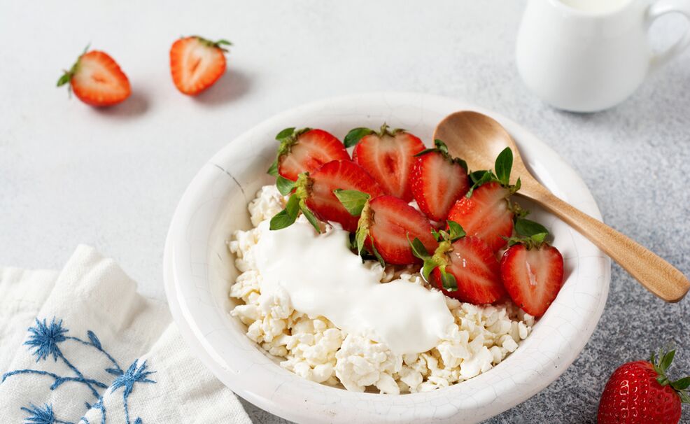 Hüttenkäse mit Erdbeeren – ein gesundes Frühstück für alle, die abnehmen wollen