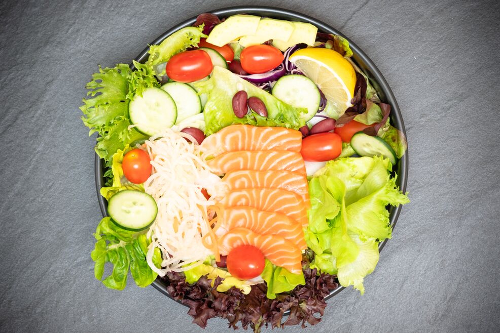 Köstlicher Salat mit Lachs im Menü der richtigen Ernährung zur Gewichtsreduktion