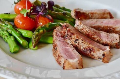 Fleisch und Gemüse bei der Keto-Diät