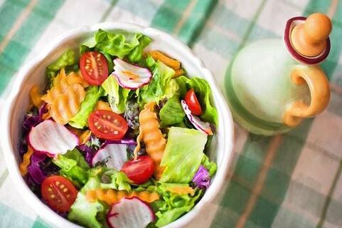 Gemüsesalat bei Keto-Diät