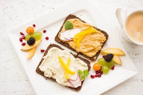 Sandwiches und Obst auf der Keto-Diät