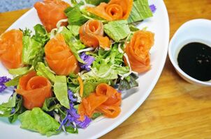 Salat mit Lachs über Ducan
